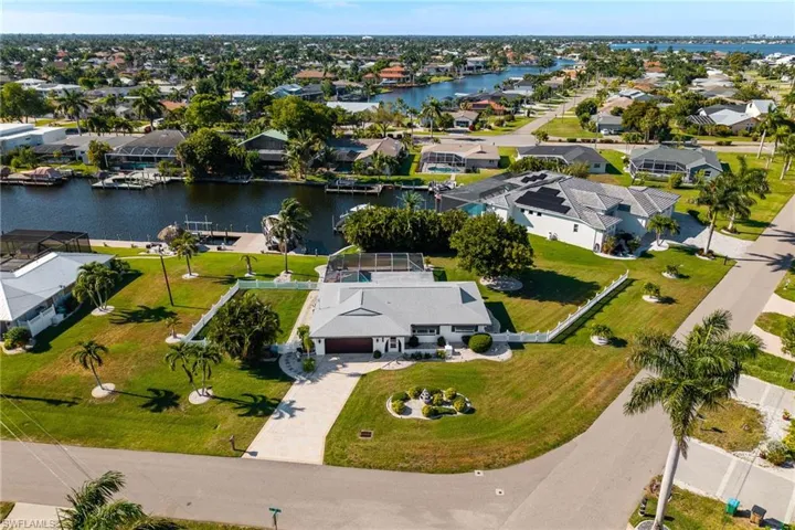 2025 SE 39th  ST, Cape Coral, FL 33904