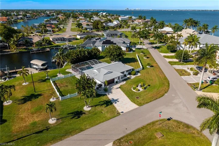 2025 SE 39th  ST, Cape Coral, FL 33904