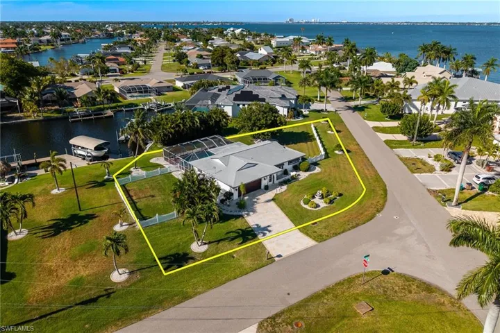2025 SE 39th  ST, Cape Coral, FL 33904