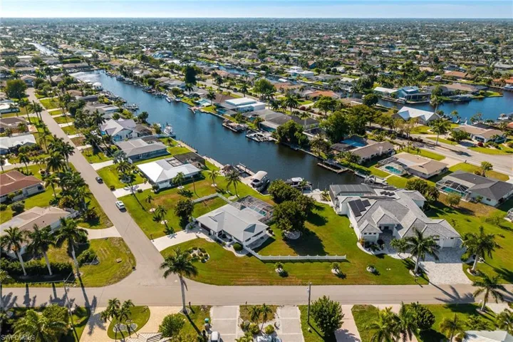 2025 SE 39th  ST, Cape Coral, FL 33904