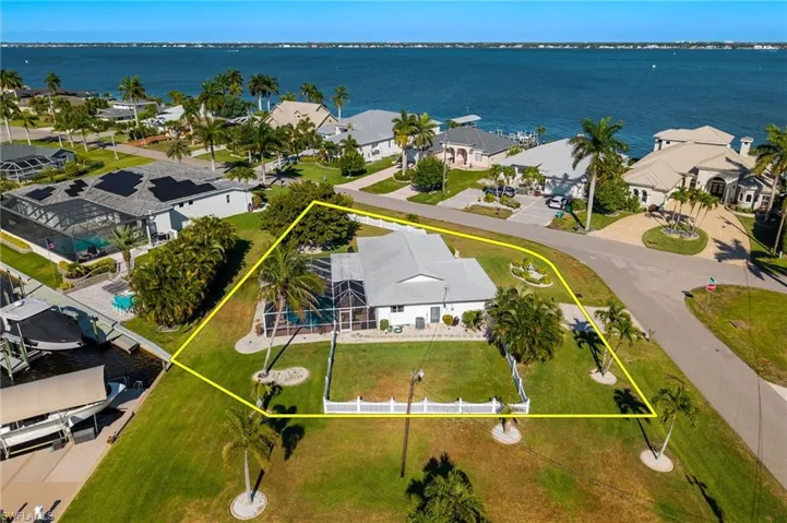 2025 SE 39th  ST, Cape Coral, FL 33904
