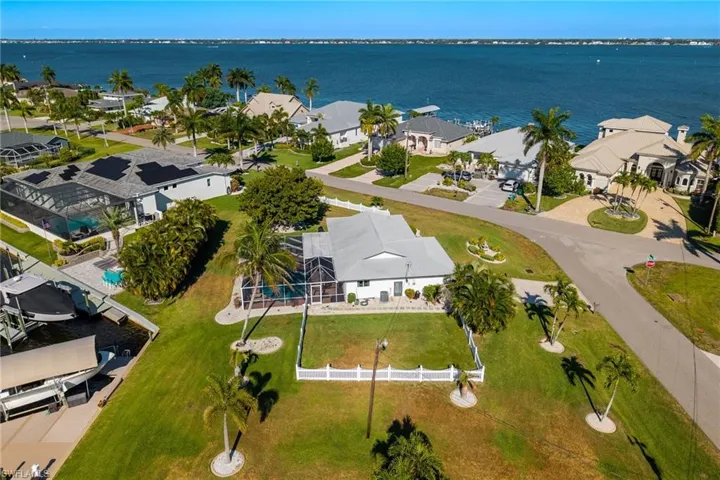 2025 SE 39th  ST, Cape Coral, FL 33904