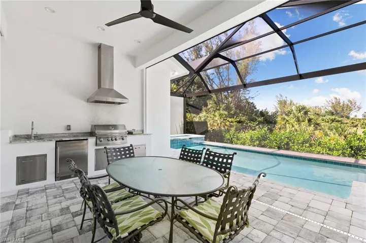 Covered dining area on lanai