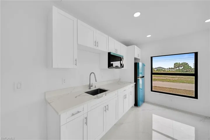 3721 Ne 11th Pl, Cape Coral, Florida 33909