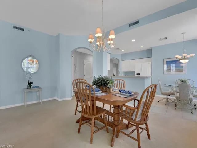Dining Area & Breakfast Bar