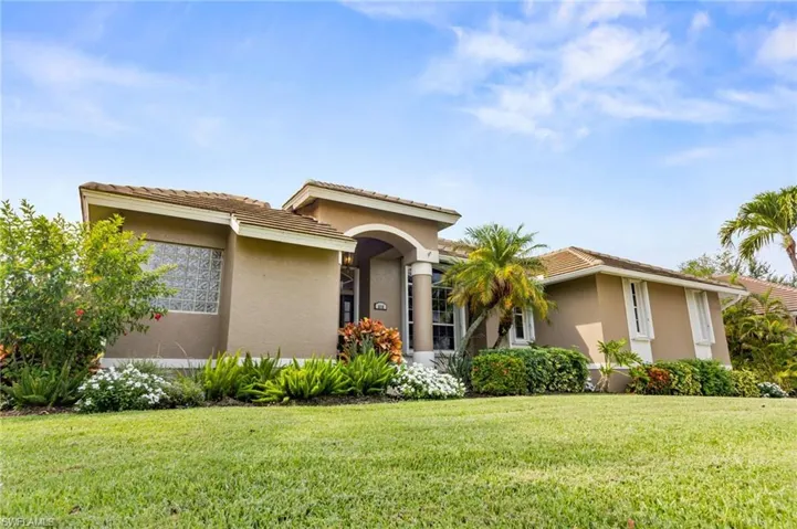 View of front of property featuring a front yard