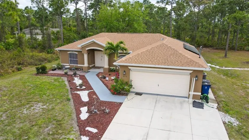 932  Franklin E ST, Lehigh Acres, FL 33974