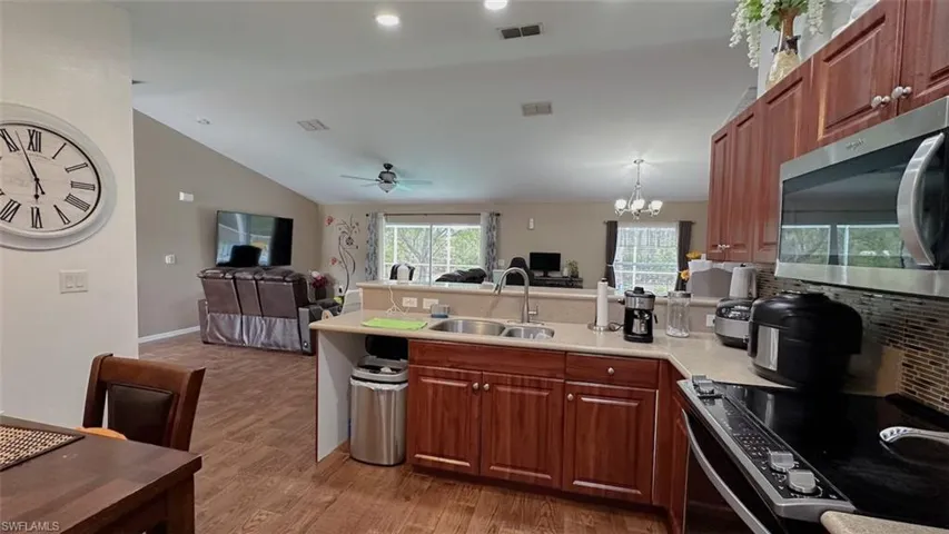932  Franklin E ST, Lehigh Acres, FL 33974