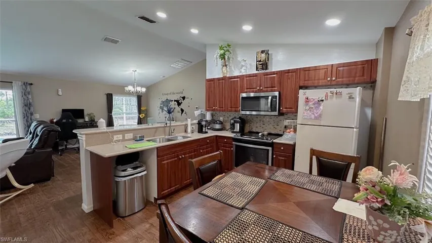 932  Franklin E ST, Lehigh Acres, FL 33974