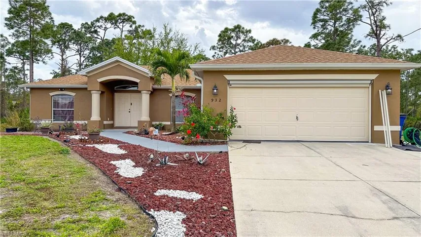 932  Franklin E ST, Lehigh Acres, FL 33974