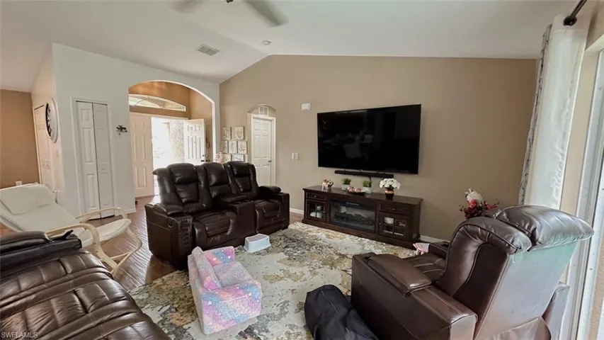 932  Franklin E ST, Lehigh Acres, FL 33974