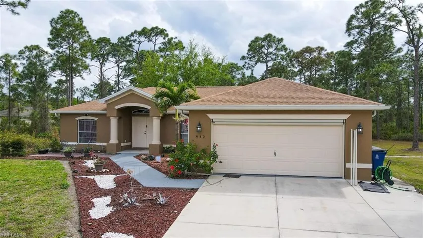 932  Franklin E ST, Lehigh Acres, FL 33974
