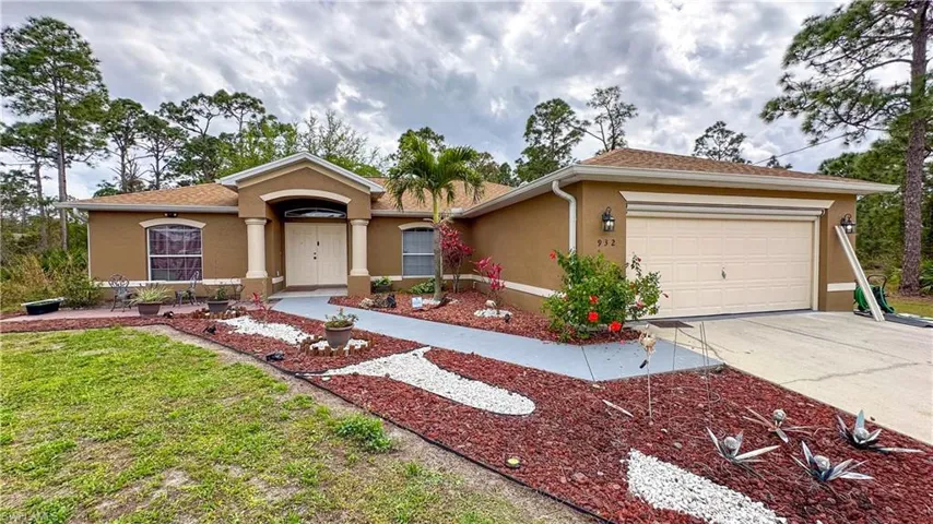 932  Franklin E ST, Lehigh Acres, FL 33974