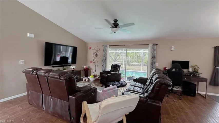 932  Franklin E ST, Lehigh Acres, FL 33974