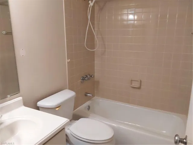 2nd bathroom with shower / bathtub combination and vanity