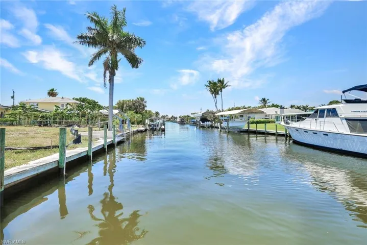 The Cobalt canal, quick access to the river. new homes springing up all around because of the great direct boating access.