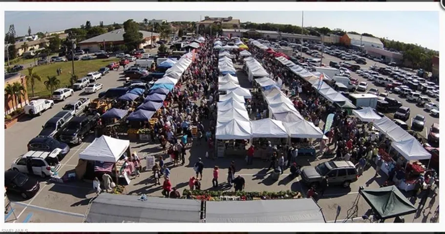 Downtown farmers market nearby for Saturday morning fruits, vegetable and fresh seafood during season.