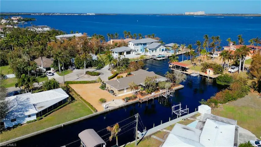 Delightful updated home located on a quite cul-de-sac. Features approximately 239 Ft of water frontage just off the Caloosahatchee River. Just minutes by boat to Sanibel, Back Bay or the Gulf of Mexico!
