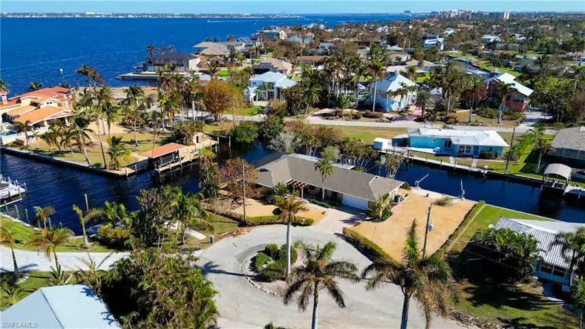 Delightful updated home located on a quite cul-de-sac. Features approximately 239 Ft of water frontage just off the Caloosahatchee River. Just minutes by boat to Sanibel, Back Bay or the Gulf of Mexico!
