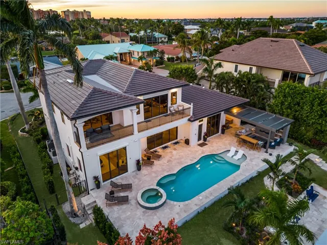 Luxury Waterfront home on the canal with direct gulf access, No bridges & just minutes to the open water!!