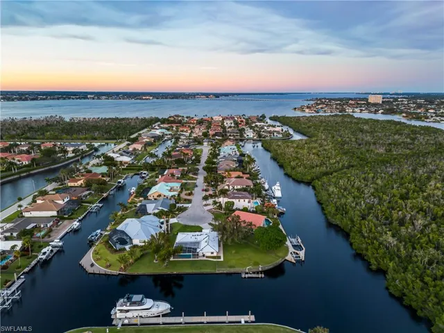 Waterfront home on the canal w/direct gulf access, No bridges & just minutes to the open water!!