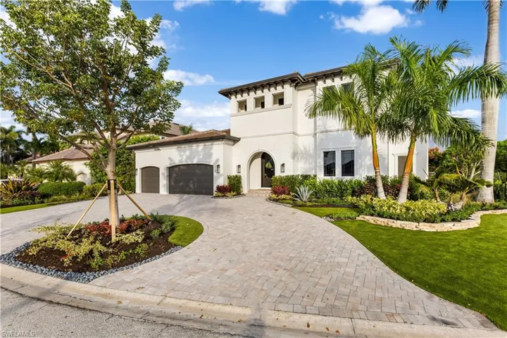 Pavered driveway w/3 car garage