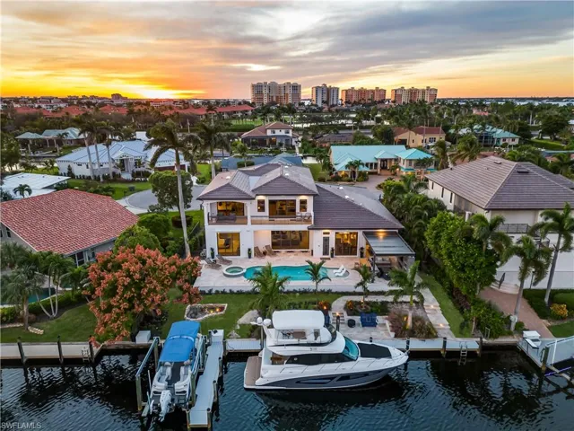 Canal w/direct gulf access, no bridges, just minutes to the open water! 10,000lb boat lift w/Captains walk & composite dock