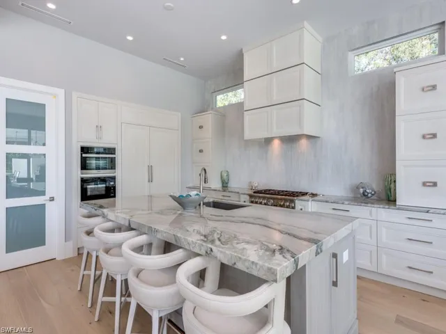 Kitchen Island with breakfast bar