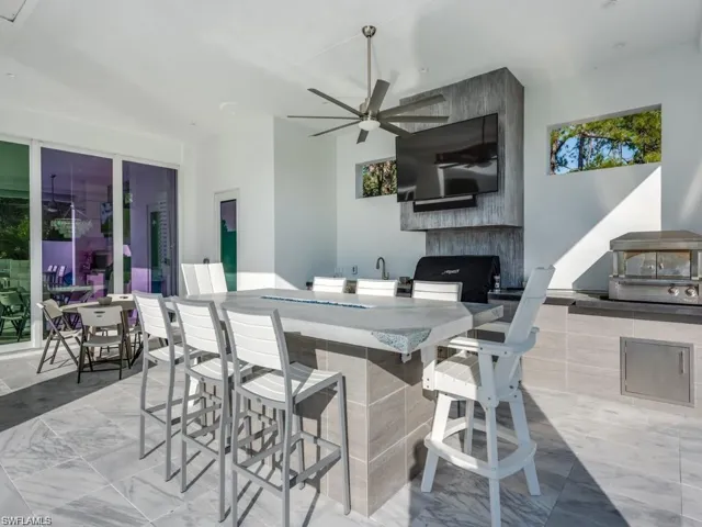 Summer kitchen and pizza oven