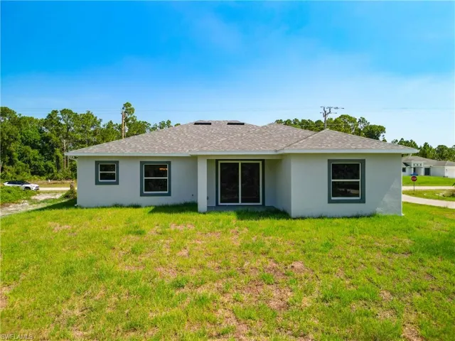 View of front of property featuring a front lawn