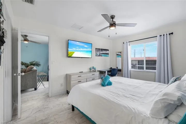 Ceiling fan with integrated lighting, and horizontal window blinds