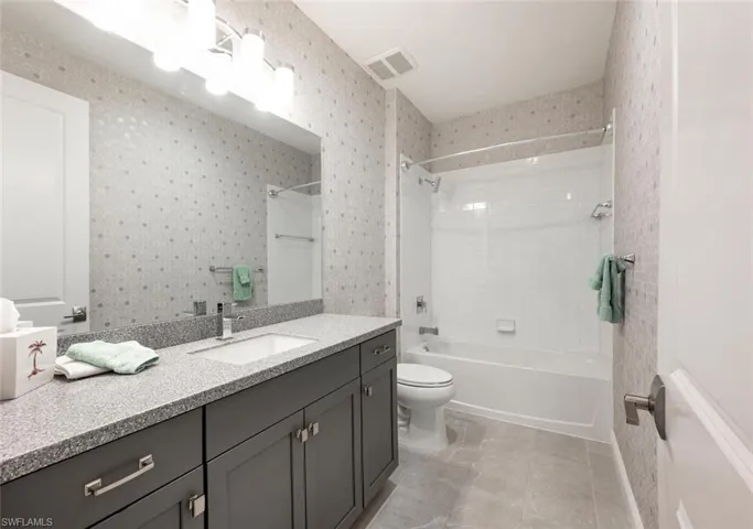 2206  Marquesa  CIR, Naples, FL 34112