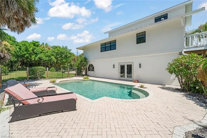 6062 Dinkins Lake Rd, Sanibel, Florida 33957