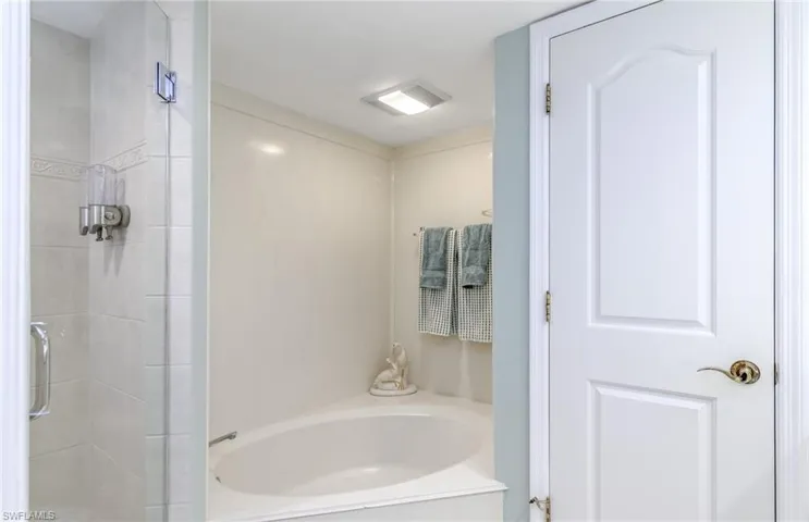 Primary Bathroom w/Separate Shower & Tub