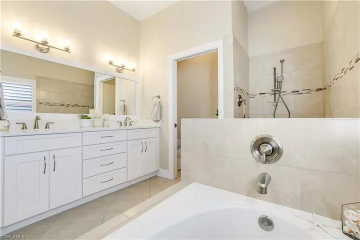 Primary Bathroom/ Shower/ Tub