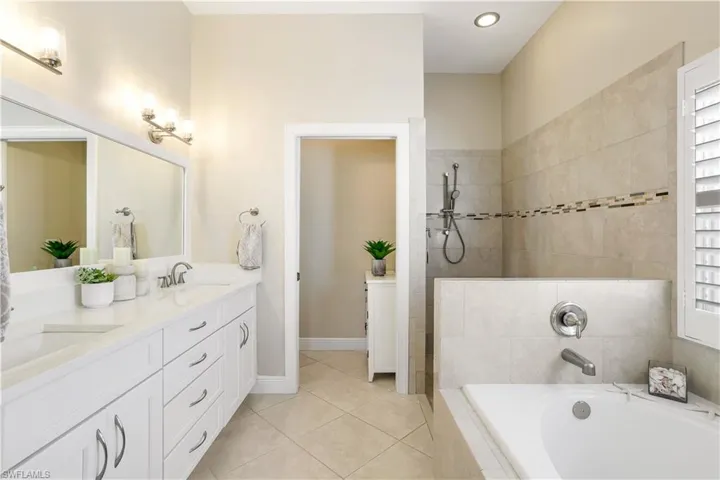 Primary Bathroom/ Shower/ Tub