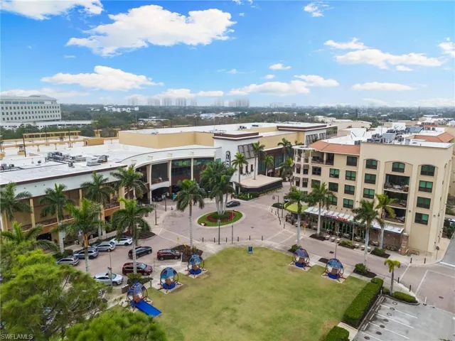 9115  Strada  PL, Naples, FL 34108