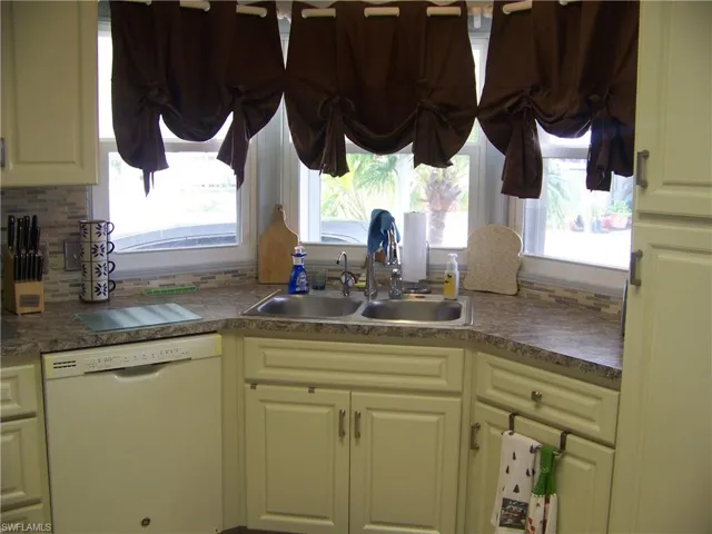 Kitchen s/s sinks with bowed window.