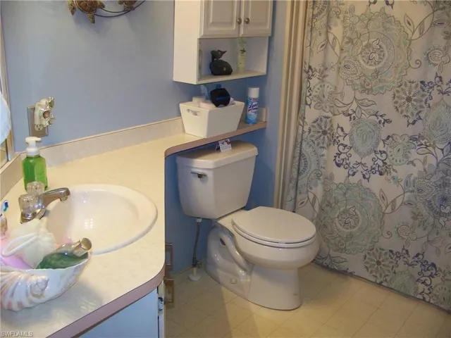 Great size guest bath!