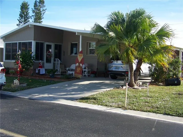Christmas is here!!! Nice home with great curb appeal!!!