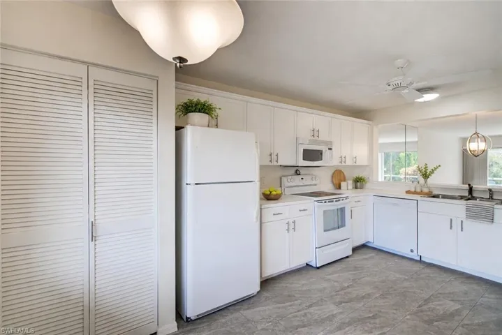 228 Belina Dr 5-605, Naples, Florida 34104