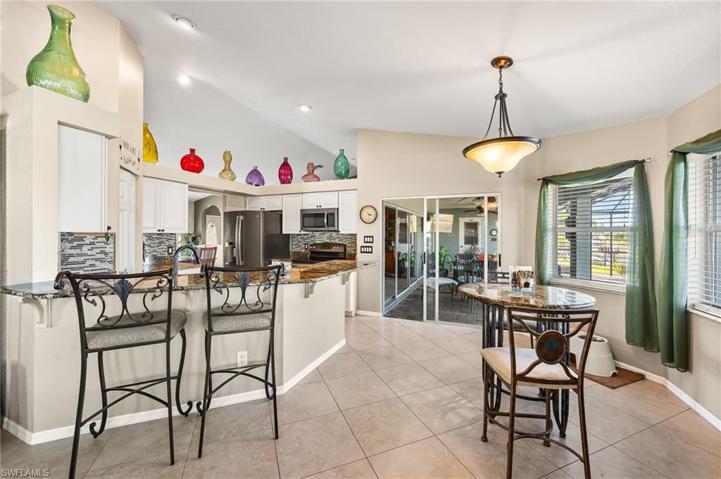 Breakfast bar and nook