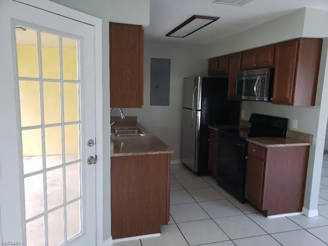 1505 Kitchen: door to screened-in lanai