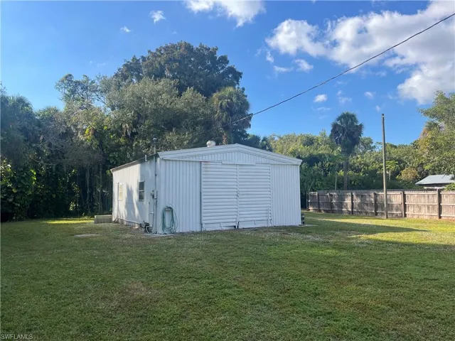 800 sf Barn
