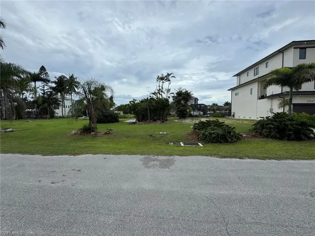 Expansive Double Lot
