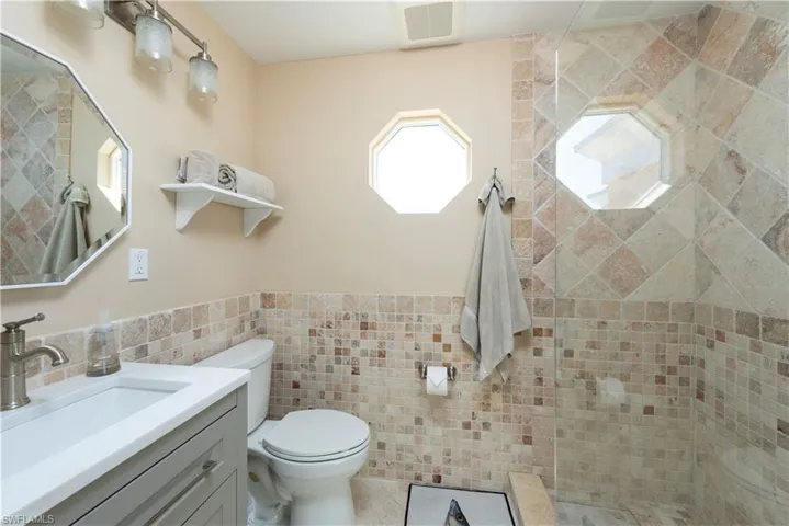En suite guest bath