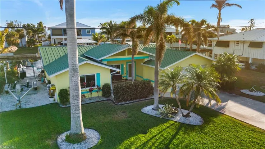 View of front of property featuring a front yard