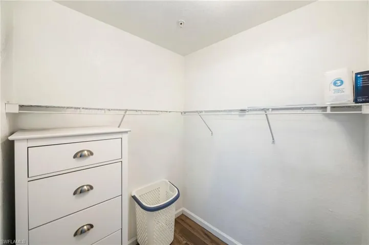 OWNER'S WALK-IN CLOSET