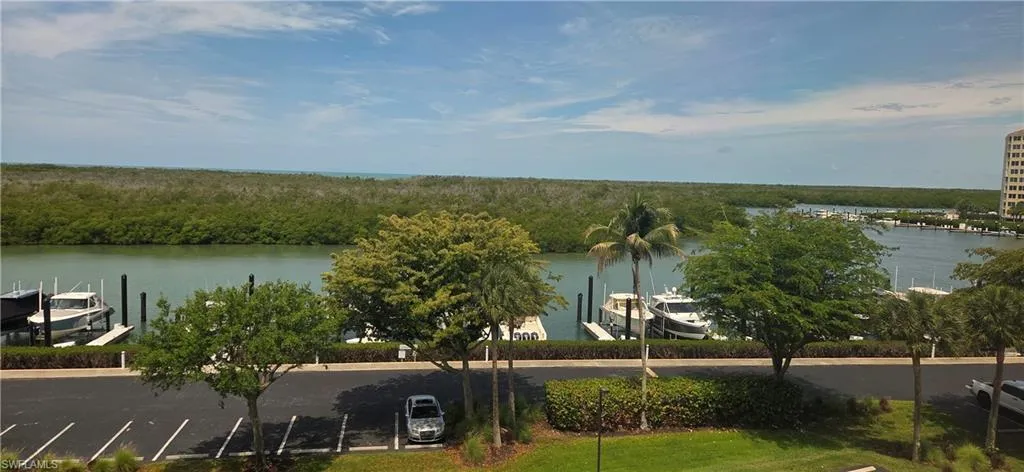 13105  Vanderbilt  DR, Naples, FL 34110