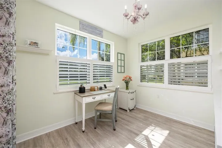 Eat-in kitchen/dining area.